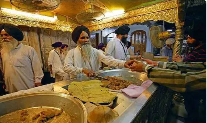 ਤੁਹਾਨੂੰ ਇਹ ਜਾਣ ਕੇ ਹੈਰਾਨੀ ਹੋਵੇਗੀ ਕਿ ਇਸ ਗੁਰਦੁਆਰਾ ਸਾਹਿਬ 'ਚ ਦੁਨੀਆ ਦਾ ਸਭ ਤੋਂ ਵੱਡਾ ਲੰਗਰ ਬਣਦਾ ਹੈ। ਹਰ ਰੋਜ਼ ਲੱਖਾਂ ਲੋਕ ਸ੍ਰੀ ਗੁਰੂ ਰਾਮਦਾਸ ਲੰਗਰ ਹਾਲ ਵਿੱਚ ਲੰਗਰ ਛਕਦੇ ਹਨ। ਇਸ ਦੇ ਨਾਲ ਹੀ ਲੰਗਰ ਲਈ ਰੋਟੀਆਂ ਆਧੁਨਿਕ ਮਸ਼ੀਨਾਂ ਨਾਲ ਤਿਆਰ ਕੀਤੀਆਂ ਜਾਂਦੀਆਂ ਹਨ। ਇਸੇ ਲਈ ਇਸ ਨੂੰ ਦੁਨੀਆ ਦੀ ਸਭ ਤੋਂ ਵੱਡੀ ਰਸੋਈ ਵੀ ਮੰਨਿਆ ਜਾਂਦਾ ਹੈ।