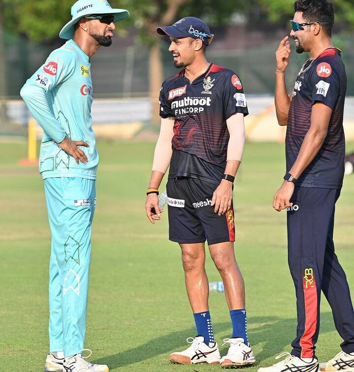 वहीं, अभ्यास सत्र के बाद बैंगलोर और लखनऊ के खिलाड़ी साथ नजर आए. (फोटो क्रेडिट:RCB/instagram)