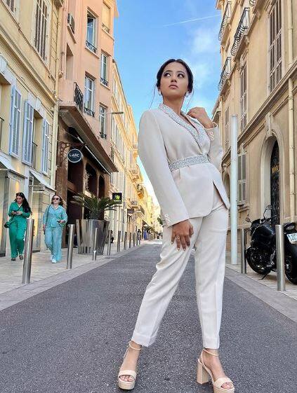 Cannes 2022: व्हाइट और ब्लैक पैंटसूट में हेली शाह लगी बेहद क्लासी, शेयर की कान्स से ये लेटेस्ट तस्वीरें