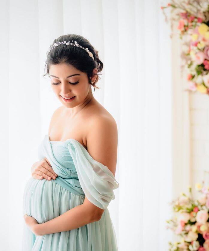 તાજેતરમાં, અભિનેત્રીએ બેબી શાવરની તસવીરો શેર કરી હતી, અને હવે તેણે બેબી બમ્પને ફ્લોન્ટ કરતી નવી તસવીરો શેર કરી છે.