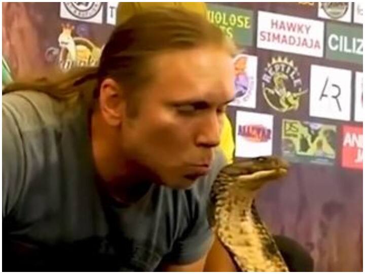 Watch: कोबरा को चूमने चला एक शख्स, फिर जो हुआ उसे देख सब हुए हैरान A man went to kiss the cobra, then everyone was surprised to see what happened Watch: कोबरा को चूमने चला एक शख्स, फिर जो हुआ उसे देख सब हुए हैरान