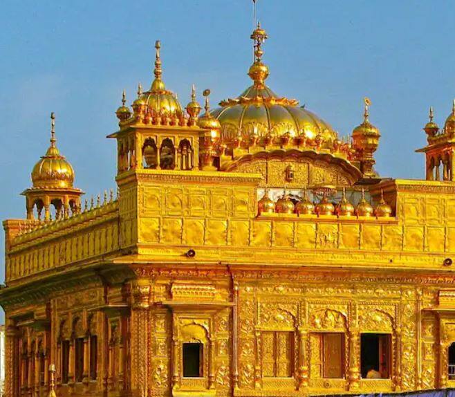 ਅੰਮ੍ਰਿਤਸਰ ਦਾ ਇਹ ਗੁਰਦੁਆਰਾ ਕਰੀਬ 400 ਸਾਲ ਪੁਰਾਣਾ ਹੈ। ਇਹ ਭਾਰਤ ਵਿੱਚ ਹੀ ਨਹੀਂ ਬਲਕਿ ਪੂਰੀ ਦੁਨੀਆ ਵਿੱਚ ਸ਼ਿਲਪਕਾਰੀ ਦੀ ਸੁੰਦਰਤਾ ਦੀ ਇੱਕ ਵਿਲੱਖਣ ਮਿਸ਼ਾਲ ਪੇਸ਼ ਕਰਦਾ ਹੈ। ਗੁਰਦੁਆਰਾ ਸਾਹਿਬ ਦੀ ਨੱਕਾਸ਼ੀ ਤੇ ਸੁੰਦਰਤਾ ਸੈਲਾਨੀਆਂ ਨੂੰ ਮੋਹ ਲੈਂਦੀ ਹੈ।