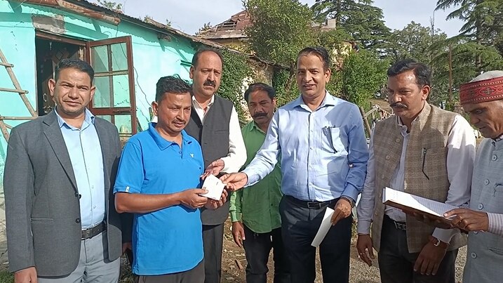 Mussoorie News: मसूरी में तेज हवाओं ने घरों को पहुंचाया नुकसान, 6 घंटे में प्रशासन नें पीड़ितों को दी राहत राशि