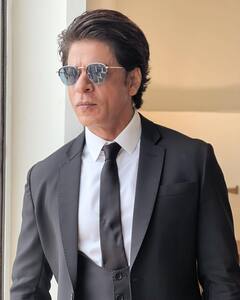 IN PICS: दिल्ली पहुंचे किंग खान ने मारी धमाकेदार एंट्री, जेन्टलमैन लुक से मचाई तबाही