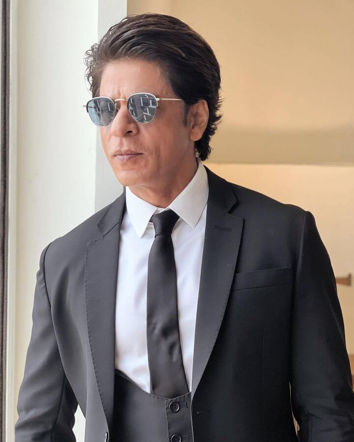 इस दौरान शाहरुख खान ने डैपर एंट्री मारते हुए फैंस के दिलों की धड़कने बढ़ा दी हैं.