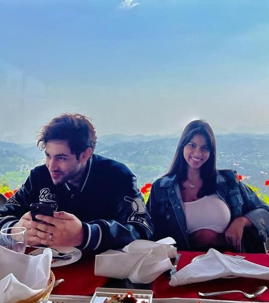 বলিউডে পা রাখতে চলেছেন সুহানা খান। ইতিমধ্যেই তাঁর প্রথম ছবির টিজার ও পোস্টার মুক্তি পেয়েছে।