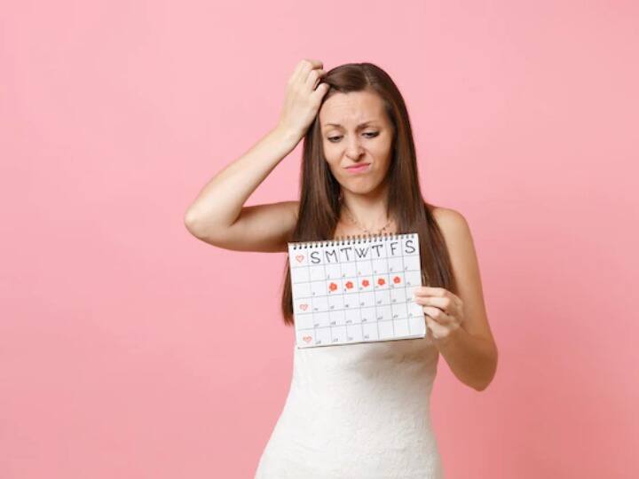 अनियमित पीरियड्स की परेशानी होने पर दवाओं के साथ-साथ घरेलू उपचार का भी सहारा लिया जा सकता है. हमारे आसपास कुछ ऐसे हर्बल ड्रिंक्स मौजूद हैं, जिसकी मदद से आप अपने पीरियड्स को नियमित कर सकते हैं. आइए जानते हैं इन हर्बल ड्रिंक्स के बारे में- (Photo - Freepik)