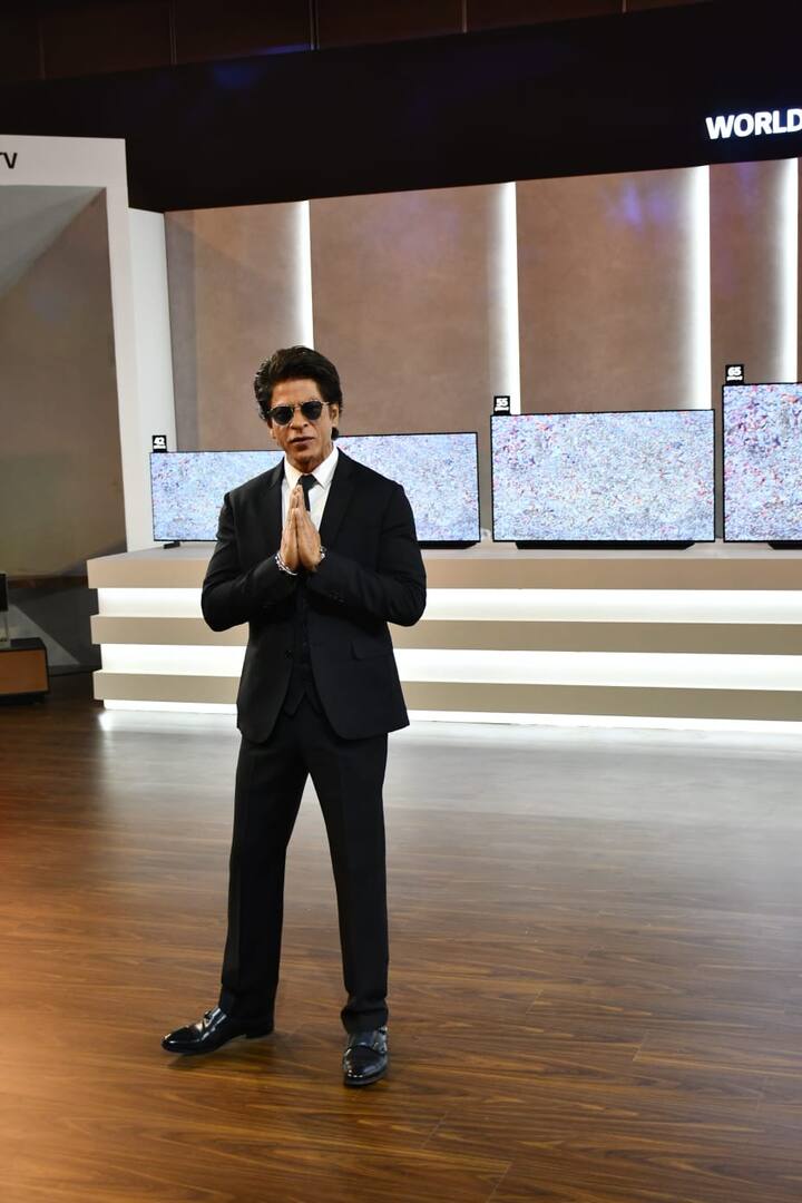 ऑल ब्लैक लुक में शाहरुख खान ने अपने इस लुक से दर्शकों को डॉन की याद दिलवा दी है.