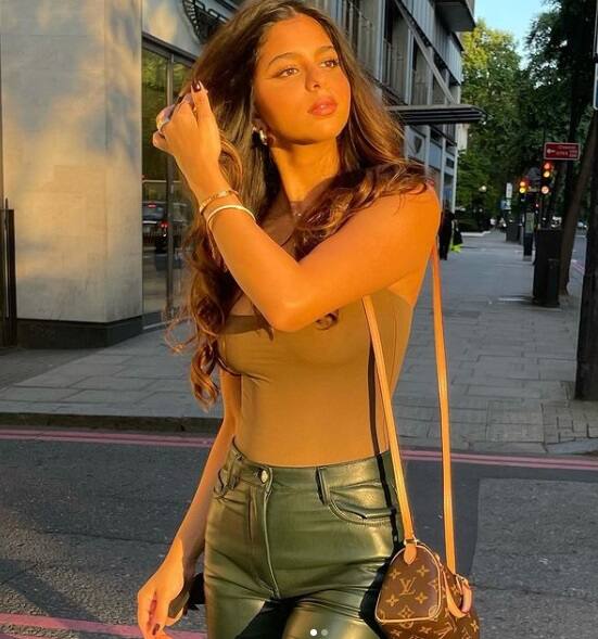 ২২ বছরে পা দিল সুহানা খান। বিদেশে পড়াশোনা করছেন তিনি। সেখানে একাধিক নাটকেও অংশগ্রহণ করেছেন তিনি। তবে পর্দায় এই প্রথম পা রাখছেন তিনি।