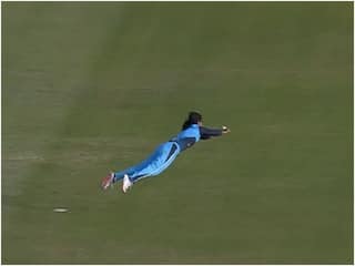 Video: हवा में डाइव लगाकर हरमनप्रीत ने पकड़ा अविश्वसनीय कैच, फैंस बोले- फ्लाइंग कौर