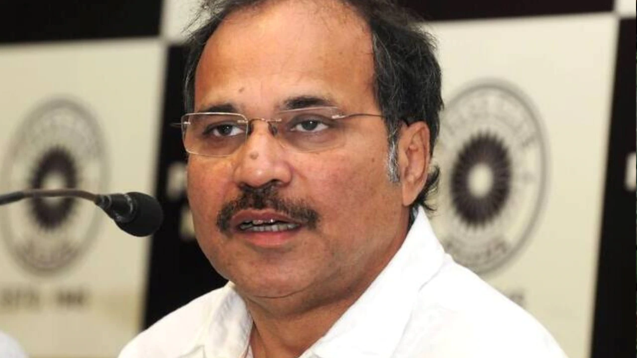 Adhir on Anubrata: 'দিদি কাঁধ থেকে হাত নামাতেই ভয় পাচ্ছেন অনুব্রত', CBI-তলবে গরহাজিরা প্রসঙ্গে অধীর।Bangla News