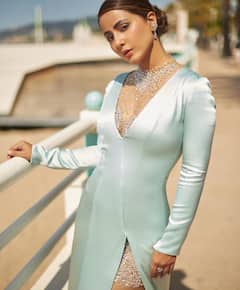 Cannes 2022: थाई स्लिट सॅटिन ड्रेसमध्ये  हिना खान लावतेय आग, फोटो पाहून चाहते बेभान!