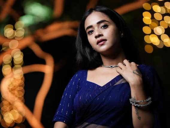 Deepthi Sunaina: నడిరాతిరిలో నీలి చందమామలా దీప్తి సునయన Deepthi Sunaina: నడిరాతిరిలో నీలి చందమామలా దీప్తి సునయన
