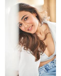 Shalini Pandey Photos: సైజ్ జీరో షాలినీ పాండే చూపులతో చంపేస్తోంది