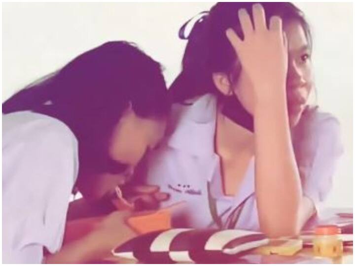 What the girls started doing in front of the teacher in the class room, seeing that everyone would be laughing Watch: क्लास रूम में टीचर के सामने ये क्या करने लगी लड़कियां? देखकर छूट जाएगी हंसी