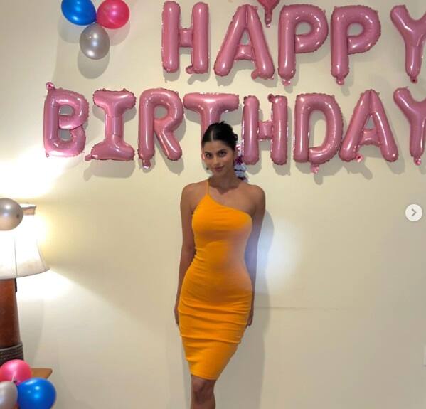 সদ্যই জন্মদিন গিয়েছে শাহরুখ খান কন্যা সুহানার। সম্প্রতি নিজের ইনস্টাগ্রাম হ্যান্ডলে জন্মদিনের ছবি পোস্ট করেছেন।