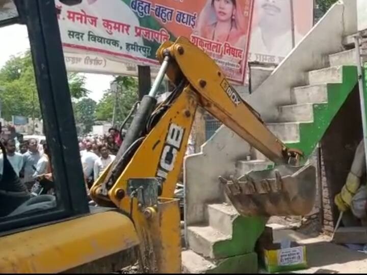 Hamirpur News Bulldozer action of district administration Encroachment removed from outside dozens of shops ANN Hamirpur News: हमीरपुर में जिला प्रशासन की बड़ी कार्रवाई, दर्जनों दुकानों के बाहर से हटा अतिक्रमण