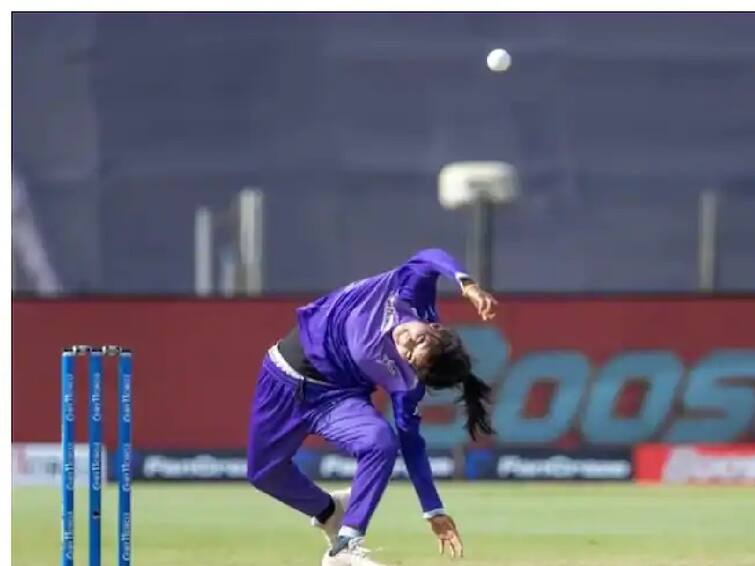 debut for 23 year old leg spinner from maharashtra maya sonawane check out her bowling action महाराष्ट्राच्या 23 वर्षीय गोलंदाजाची अॅक्शन पाहून चक्रावाल, व्हिडीओ व्हायरल