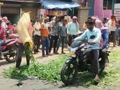 Jharkhand News: किसानों की मेहनत 'टके सेर' के भाव में हो रही नीलाम, सड़कों पर बिखेर दी सब्जियां