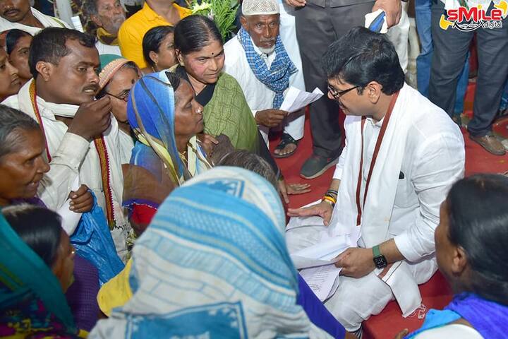 भोजनाचा कार्यक्रम आटोपल्यानंतर यावेळी मंडपातच निराधारांचा जनता दरबार झाल्याचे चित्र पाहायला मिळालं. धनंजय मुंडे यांनी स्वतः जमिनीवर बसून यांनी आनाथांचे प्रश्न ऐकून घेतले.