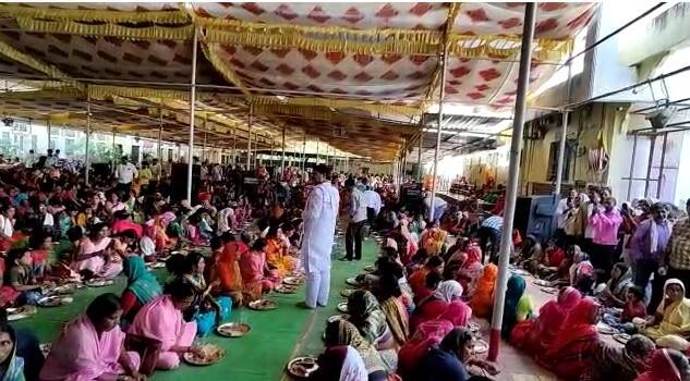 या महामेळाव्यात आलेल्या सगळ्यासाठी संयोजन समितीने भोजनाची सोय केली होती.