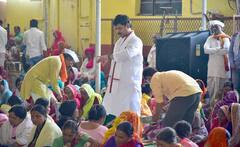 PHOTO : धनंजय मुंडे जेव्हा वाढपी होतात...