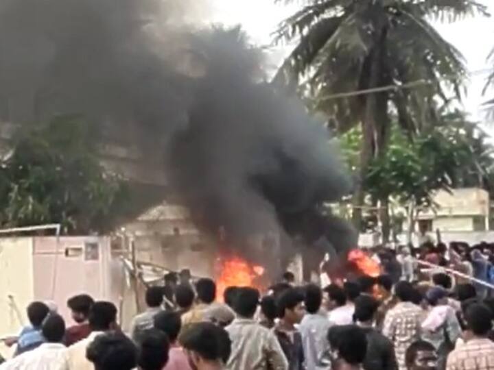 Andhra Pradesh: ट्रांसपोर्ट मंत्री के घर में आगजनी और तोड़फोड़, नए जिले के नाम को लेकर भड़की हिंसा