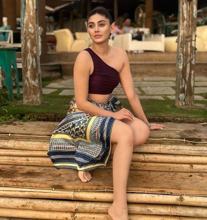 શેફાલી ઈન્ડસ્ટ્રીમાં બહુ એક્ટિવ નથી, પરંતુ સોશિયલ મીડિયા પર ઘણી એક્ટિવ રહે છે. અભિનેત્રીએ હાલમાં જ બ્લેક બિકિનીમાં તસવીરો શેર કરી છે.