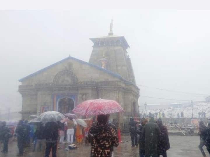 Kedarnath Yatra stopped in Sonprayag due to heavy rain and snowfall Kedarnath Yatra: भारी बारिश और बर्फबारी की वजह से सोनप्रयाग में रोकी गई केदारनाथ यात्रा, हेलीकॉप्टर सेवा पर भी रोक