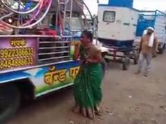 Parbhani News : लग्नाच्या वरातीत गाणं गाणाऱ्या महिलेचा हृदयविकाराच्या झटक्याने मृत्यू