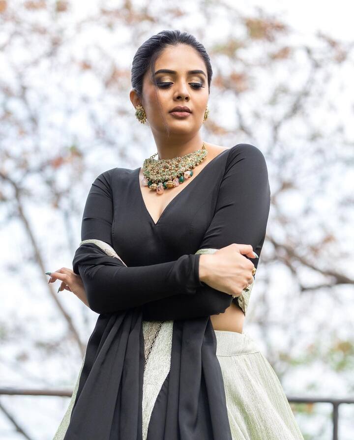 బుల్లితెర రాములమ్మ అందం రోజురోజుకి పెరిగిపోతోంది. నలుపు, బూడిద రంగు కలిసిన లెహెంగాలో హీరోయిన్ లా కనిపిస్తోంది శ్రీముఖి. -Image credit: SreeMukhi/Instagram