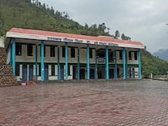 Bageshwar: 2 करोड़ 88 लाख की लागत से बना बस अड्डा हुआ बदहाल, भवन में कई जगह पड़ गई हैं दरारें