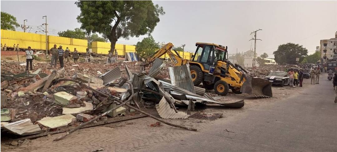 Railways demolished religious places in Vadodara વડોદરામાં ધાર્મિક સ્થળોના દબાણો પર ફરી બુલડોઝર ફરી વળતા હોબાળો, પોલીસે 20થી વધુ લોકોની કરી અટકાયત