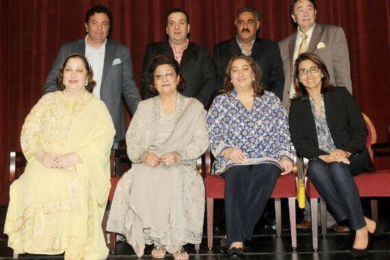 साथ ही दोनों के बीच इस शादी में ऐसी कैमिस्ट्री दिखाई दी कि लगा जैसे इनके बीच कभी कोई विवाद रहा ही नहीं था.