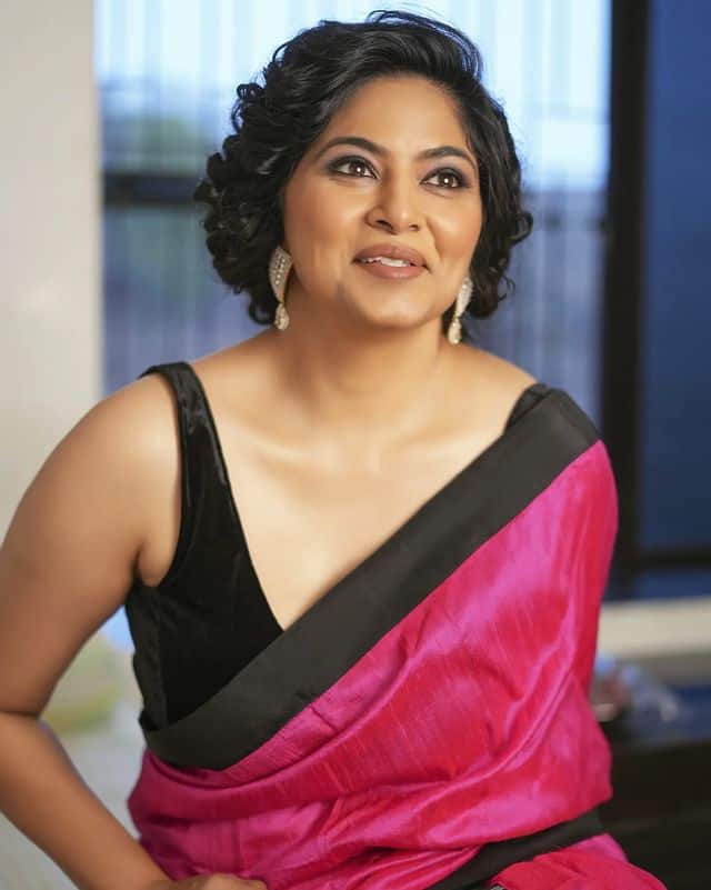 ‘सीआयडी’, ‘अवंतिका’, ‘कुमकुम’ या मालिकांमधून अभिनयामुळे प्रसिद्धी मिळवून ती घराघरात पोहोचलेली आहे.(photo:shwetashinde_official/ig)