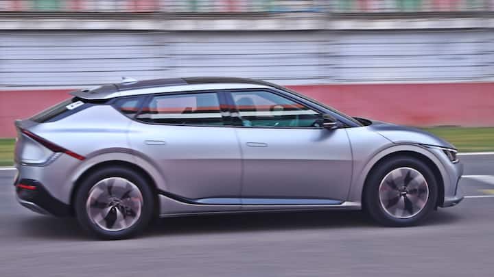 দ্রুত দেশের বাজারে ছড়িয়ে পড়ছে ইলেক্ট্রিক গাড়ি। এই মুহূর্তে সবথেকে আধুনিক ভার্সন নিয়ে হাজির Kia।