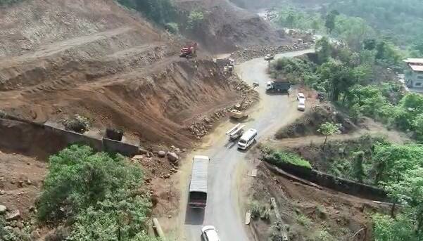 या कामाला गती देऊन पावसाळ्यापूर्वी रुंदीकरण पूर्ण करणं तसंच आवश्यक तिथे संरक्षण भिंत उभारणं यासाठी घाटातील वाहतूक सहा तास बंद ठेवण्यात आली होती