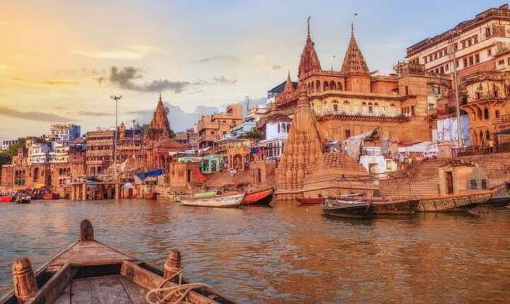 मथुरा के अलावा यूपी की सांस्‍कृतिक नगरी कही जानी वाली वाराणसी में भी सरकार ने धार्मिक स्थलों के पास शराब पर बेचने पर पाबंदी लगा दी है. सीएम योगी ने अफसरों को सख्त आदेश दिए हुए है कि यहां पर काशी विश्‍वनाथ मंदिर के एक किलोमीटर के दायरे में शराब की बिक्री नहीं होनी चाहिए.
