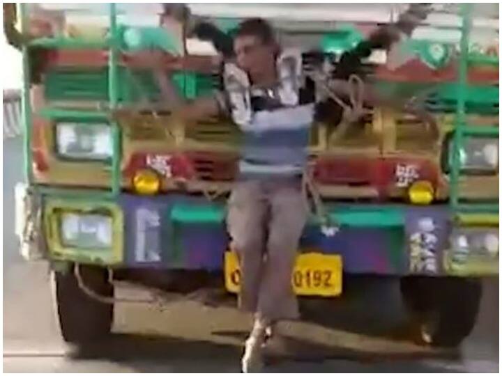 Man accused of mobile theft tied in front of truck and wore a garland of slippers Viral Video: शख्स पर लगा मोबाइल चोरी का आरोप, ट्रक के आगे बांधा और पहनाई चप्पलों की माला
