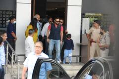 Airport Photos: करीना कपूर-सैफ अली खान दोनों बच्चों के साथ एयरपोर्ट पर हुए स्पॉट, करण जौहर के बर्थडे बैश में होंगे शामिल