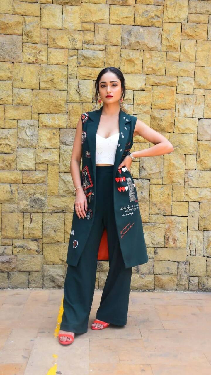 ਤ੍ਰਿਧਾ ਚੌਧਰੀ ਸੋਸ਼ਲ ਮੀਡੀਆ 'ਤੇ ਵੀ ਕਾਫੀ ਐਕਟਿਵ ਰਹਿੰਦੀ ਹੈ ਤੇ ਹਰ ਰੋਜ਼ ਆਪਣੀਆਂ ਨਵੀਆਂ ਤਸਵੀਰਾਂ ਅਤੇ ਵੀਡੀਓਜ਼ ਸ਼ੇਅਰ ਕਰਦੀ ਰਹਿੰਦੀ ਹੈ।