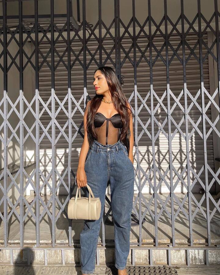 टाइम्स ऑफ इंडिया के दिए इंटरव्यू में श्वेता ने बताया कि वो एक महीने पहले ही ये डिसाइड कर लेती हैं कि अगले महीने एक्ट्रेस क्या पहनेंगी. यानी उर्फी के कपड़े एक महीने पहले ही डिज़ाइन हो जाते हैं.