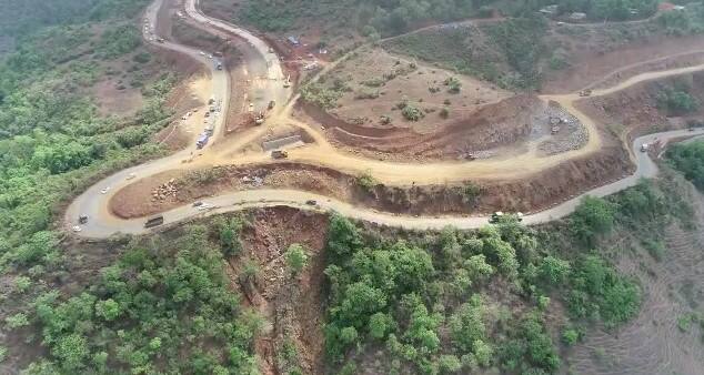 मुंबई-गोवा महामार्ग कोकणच्या नागमोडी वळणाचा. डोंगरदऱ्यातून तयार केलेला हा महामार्ग. पावसाळ्यात या ठिकाणी दरड कोसळण्याच्या घटना घडल्याने मोठा धोका निर्माण झाला होता.