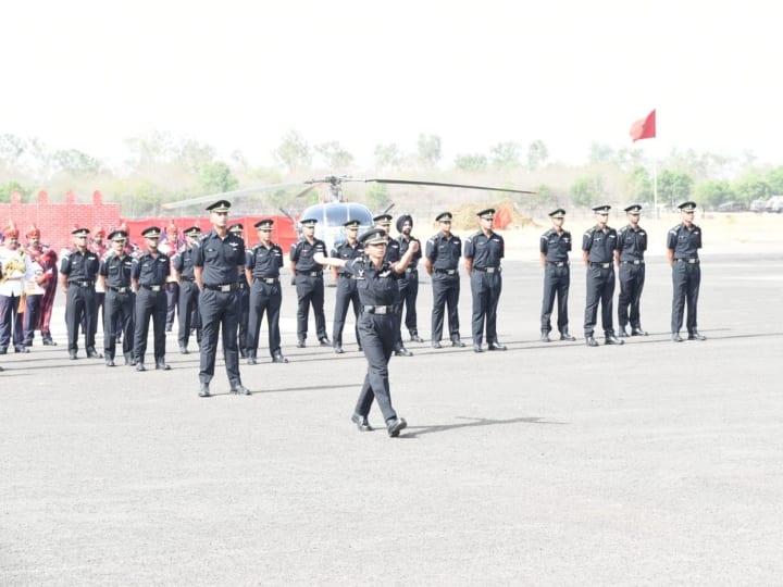 सेना की एविएशन कोर में पहली बार एक महिला पायलट चुनी गई हैं. खास बात ये है कि कैप्टन अभिलाषा बराक कॉम्बेट पायलट के तौर पर सेना में चुनी गई हैं और रुद्र और एलसीएच जैसे अटैक हेलीकॉप्टर उड़ा सकेंगी.