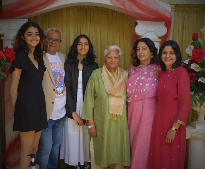 हंसल मेहता यांनी त्यांच्या लाँग टाइम लिव्ह इन पार्टनरसोबत म्हणजेच सफीना हुसैन (Safeena Husain) यांच्यासोबत लग्नगाठ बांधली.