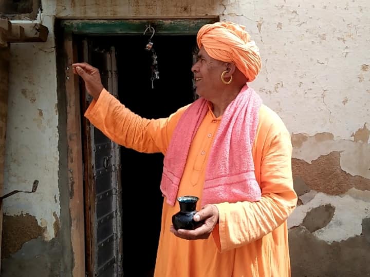 झुंझुनू के बिसाऊ के समीप गांव टांई के नाथ आश्रम के शिखरबंद में लगाए कलश में रखा 200 साल बाद भी उसी ताजगी और महक के साथ मिला है. गांव के भवानी सिंह ने बताया कि इन दिनों आश्रम के नवनिर्माण का कार्य चल रहा है. जब शिखरबंद को हटाया गया तो उसमें घी से भरे कलश को सुरक्षित तरीके से वहां से उतारा गया. घी देखने में एकदम ताजा है और सुगंध भी अच्छी है.