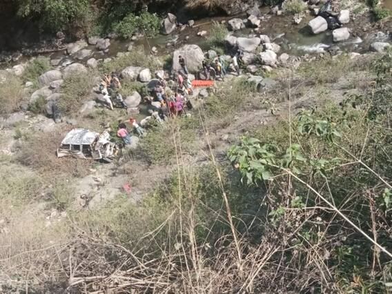 Tehri Garhwal Accident: टिहरी में 50 फीट गहरी खाई में गिरी यात्रियों से भरी बोलेरो, छह लोगों की दर्दनाक मौत