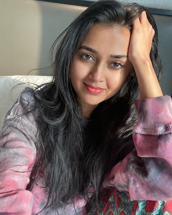 Tejasswi Prakash Photos: तेजस्वी प्रकाश ने अपनी स्माइल से जीता फैंस का दिल, करण कुंद्रा ने इस तरह किया रिएक्ट