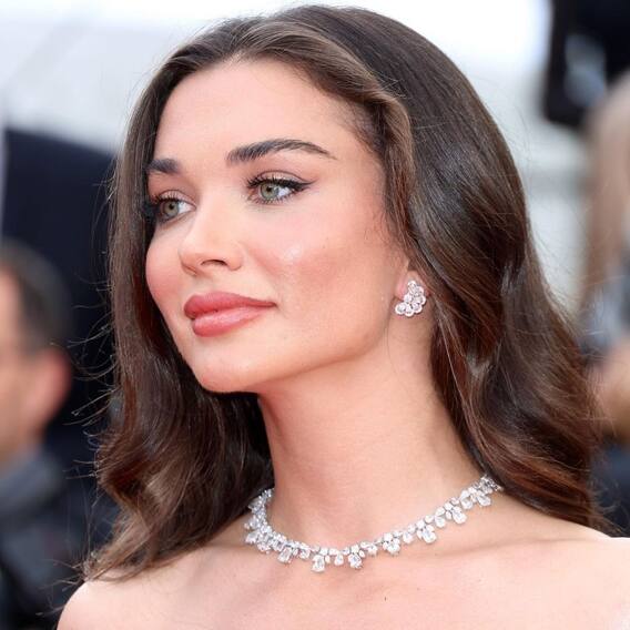Cannes 2022: कान्स के रेड कार्पेट पर जलवे बिखेरती नजर आईं Amy Jackson, ब्लैक कलर के गाउन में लगीं बला की खूबसूरत