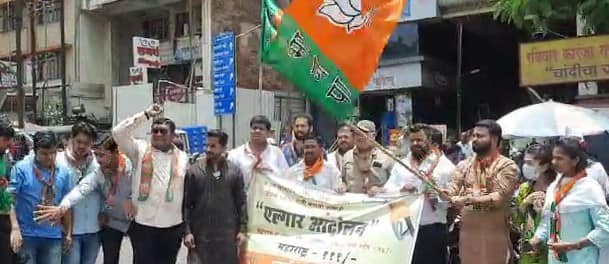 maharashtra news nashik news BJP's agitation against petrol price hike in Nashik Nashik BJP Agitation : मद्यावरचा टॅक्स कमी करू शकतात मग पेट्रोलवरचा का नाही, भाजयुमोचे एल्गार आंदोलन